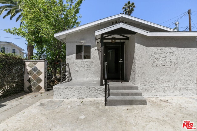 Building Photo - 3915 S Budlong Ave