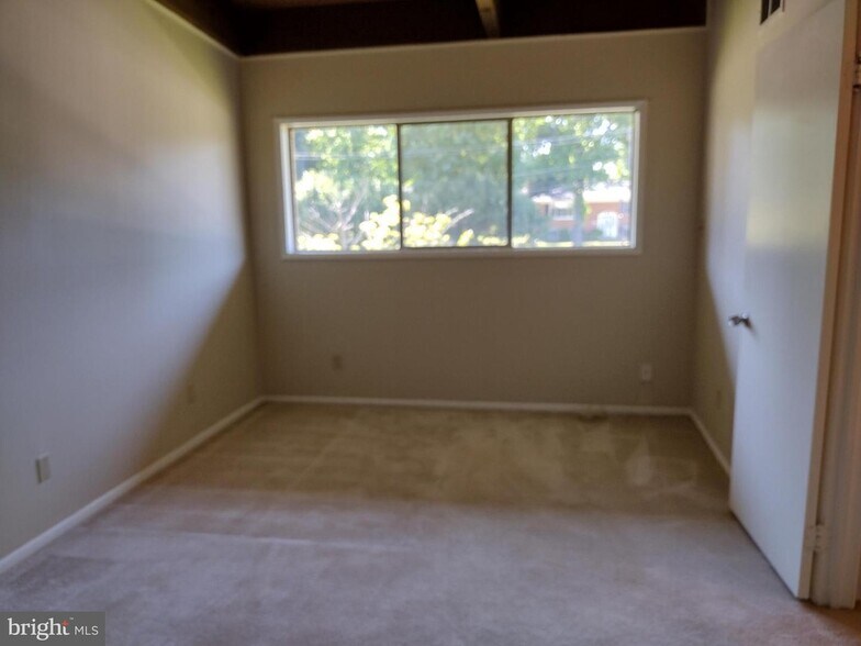 Master Bedroom - 4965 Americana Dr