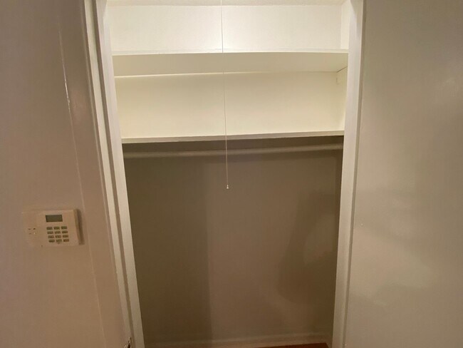 Building Photo - Lovely 1 Bedroom Apartment Near Duke West and Hospital