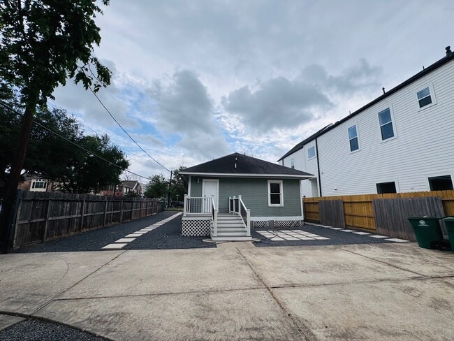 Building Photo - 1345 Nashua St