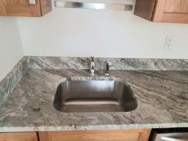 Building Photo - 2112 Monteiro Ave