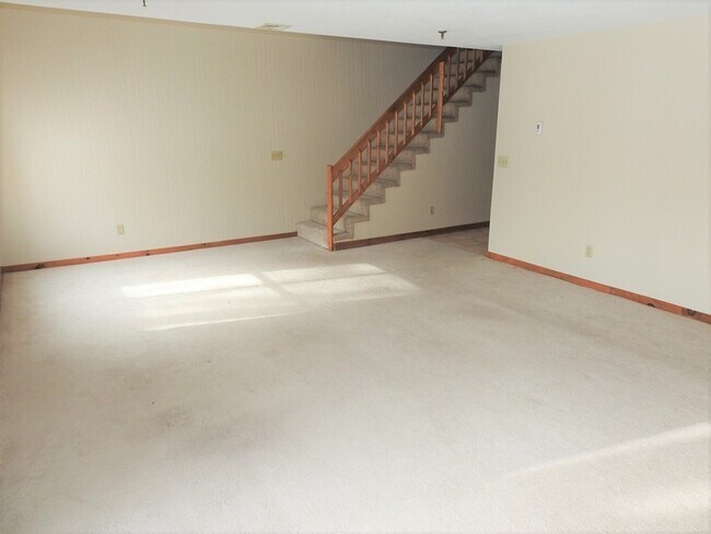 Building Photo - 132 W Meadow Rd