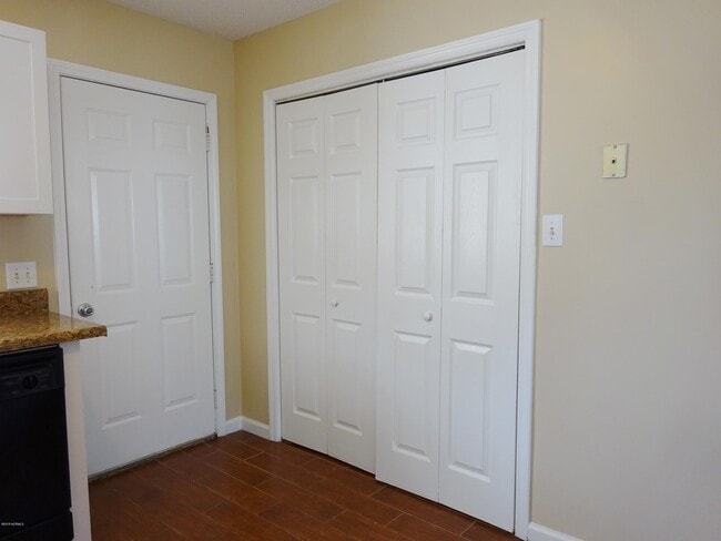 Building Photo - 1076 W Pueblo Dr