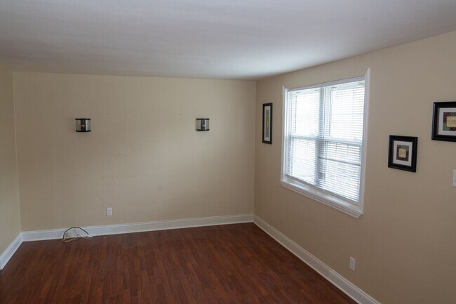 Building Photo - AVAILABLE JULY 1ST!! DON'T MISS this FANTASTIC home in a PRIME LOCATION!