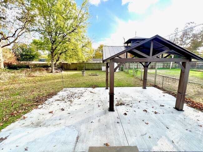 Building Photo - Brookside Bungalow Close to shopping, Riverside trails, & Gathering Place!