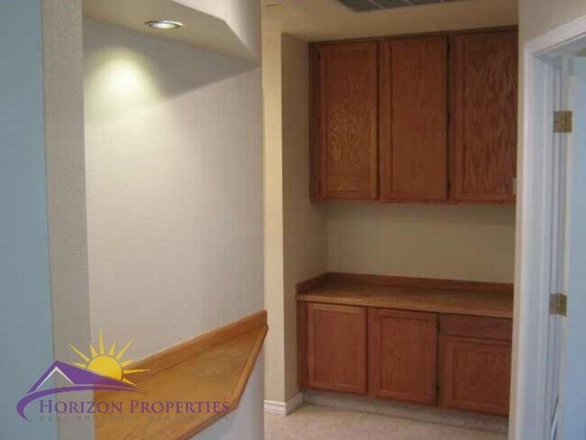 Building Photo - Open 2 Bed 2 Bath Natomas Duplex Unit