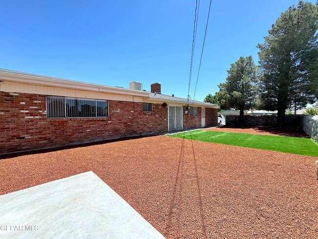 Building Photo - 5801 Beaumont Pl