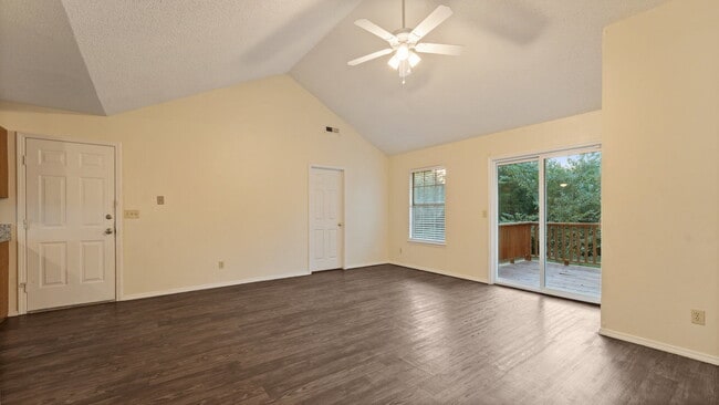Building Photo - "Cozy 3-Bedroom Fayetteville Home with Mod...