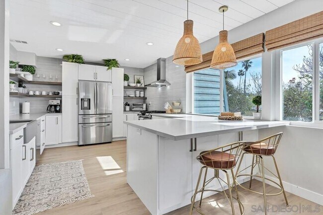 Building Photo - Stunning Condo on the Bay