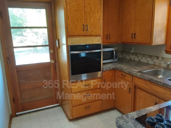 Building Photo - 1130 W Myrtle St