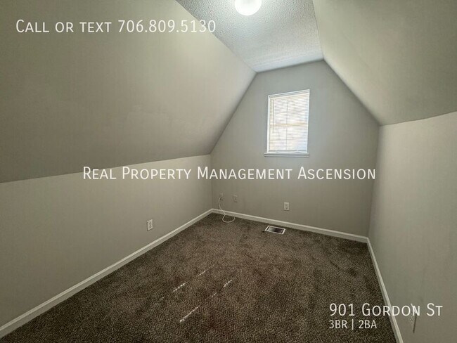 Building Photo - 901 Gordon St