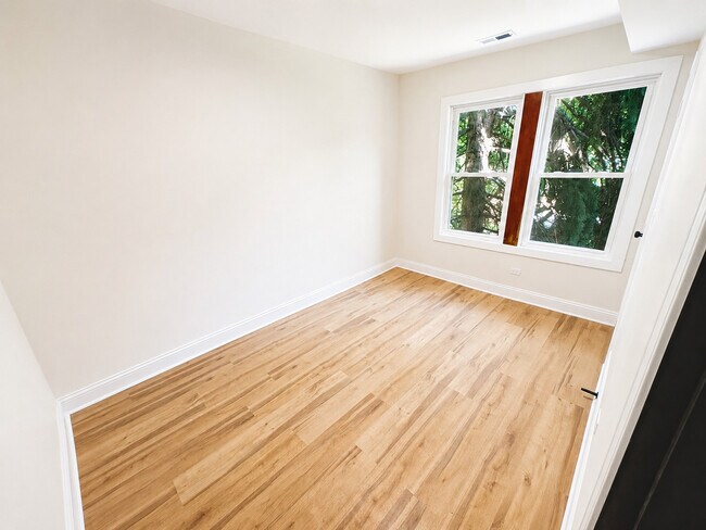 Building Photo - 6807 S Artesian Ave