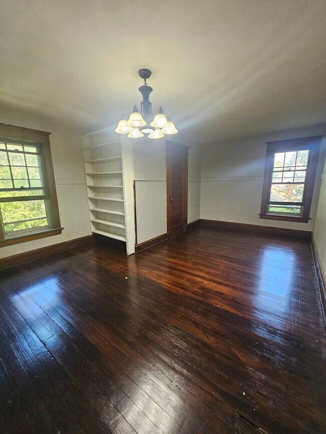 Building Photo - 1603 W 10th St