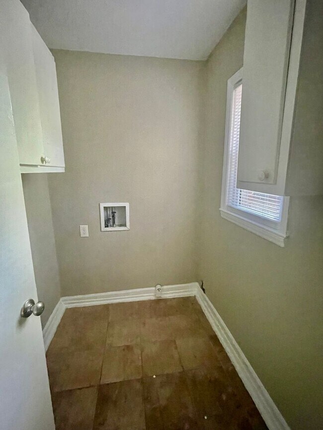 Building Photo - Must see This 4 Bedroom 2 Bath Tri Level Home. Located Close to Sugar Creek Rd and N. Tryon St