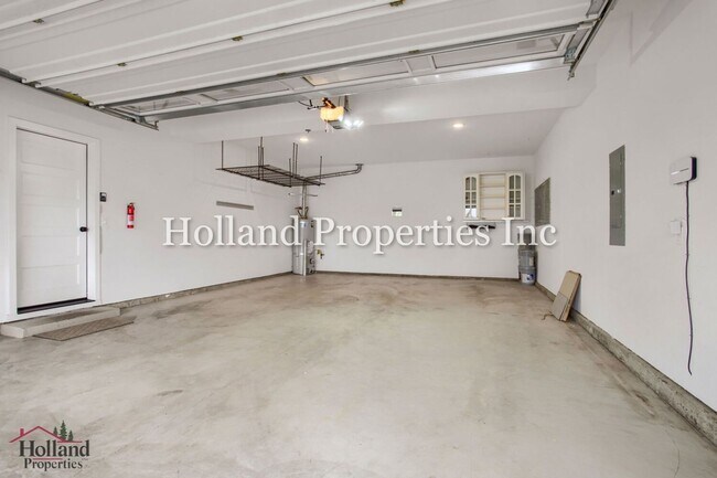 Building Photo - 3878 N Chase St