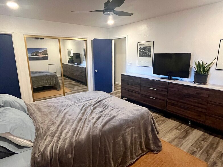 Building Photo - 915 University Ter