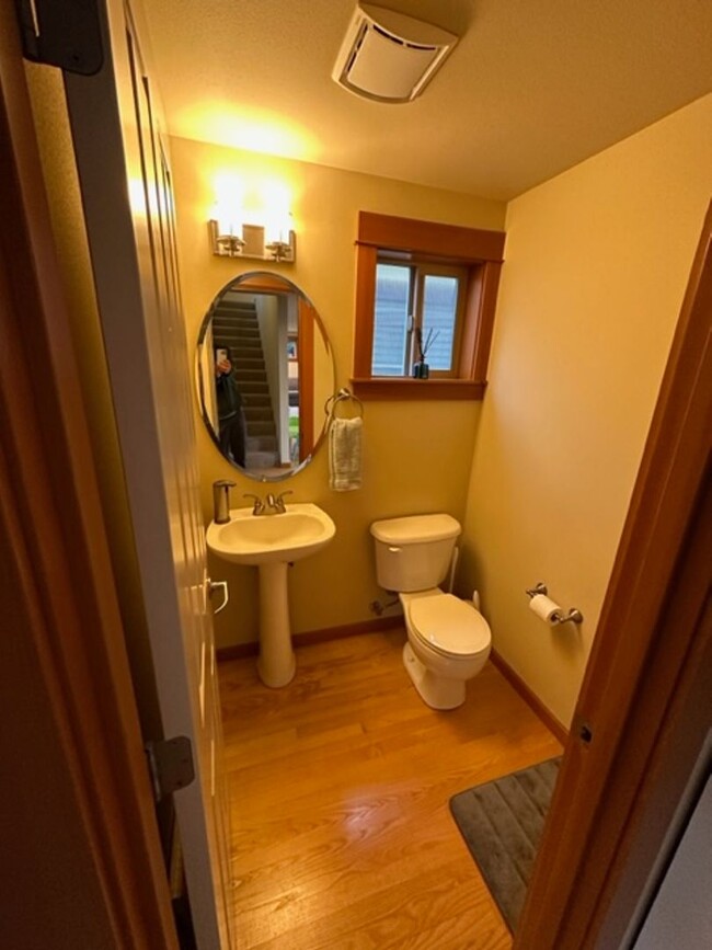 Building Photo - Location Location Location! This huge 3bd ...