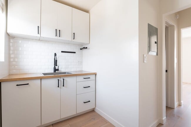 Building Photo - Beachfront Studio Apt 1 Bath