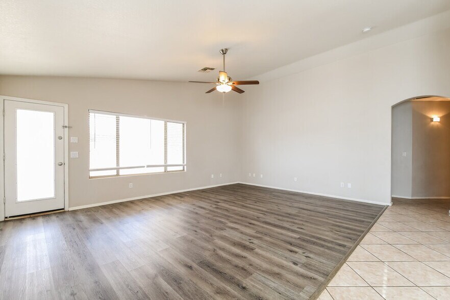 Building Photo - 1427 E Vernoa St