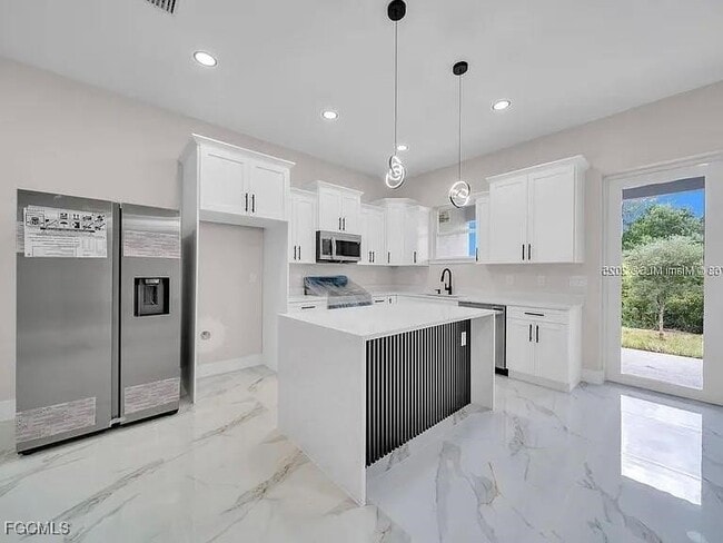 Building Photo - 734 Jack Ave S