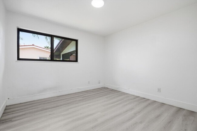 Building Photo - 21341 NE 25th Ct