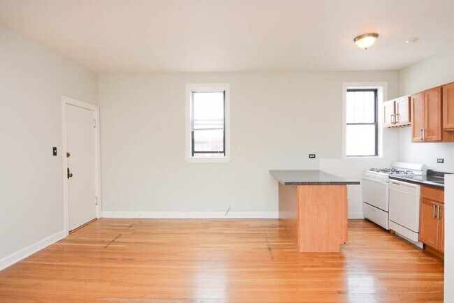 Building Photo - 728 W Barry Ave