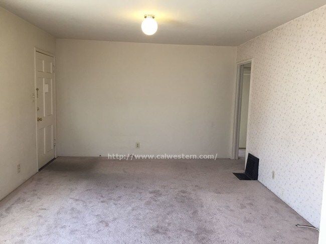Building Photo - Lovely 3 bedroom home with large yard
