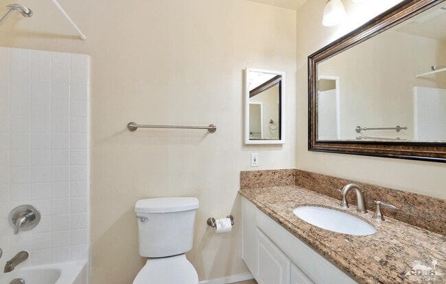Building Photo - Central Palm Desert Home (3b/2b)