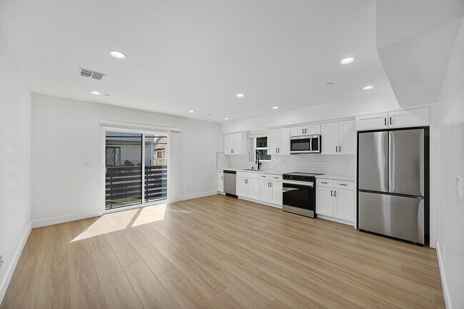 Building Photo - 14420 Tiara St