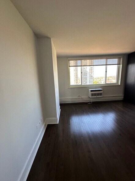 Building Photo - 1350 N Dearborn St