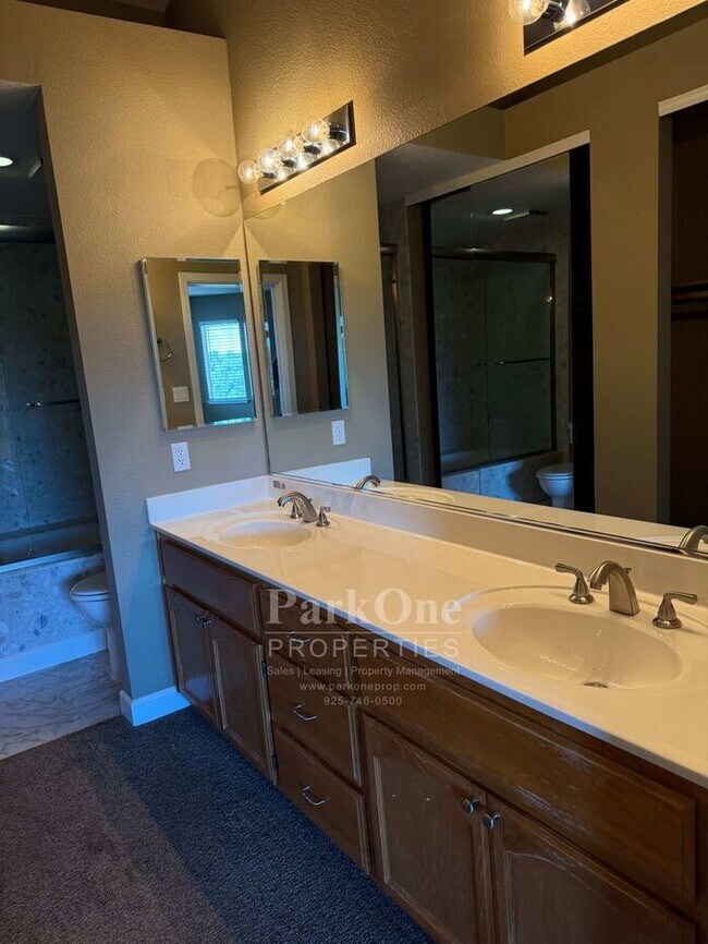 Building Photo - Updated Townhouse in Clayton Available for Lease now!