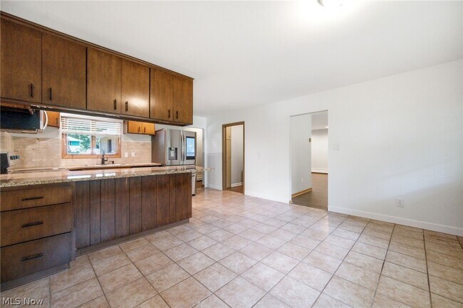 Building Photo - 1097 Oak Tree Rd