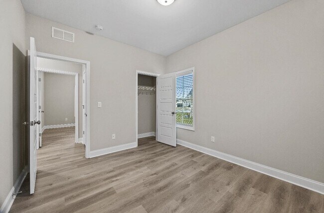 Building Photo - 1112 Andover Dr