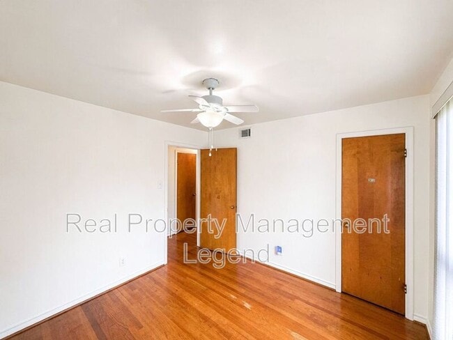 Building Photo - 409 La Salle Dr