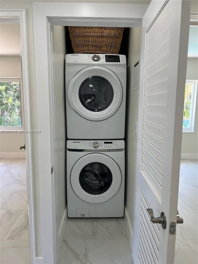 Building Photo - 5970 SW 46th St