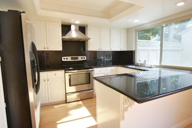 Building Photo - Beautiful 3 Bedroom 2.5 Bath End Unit Town...