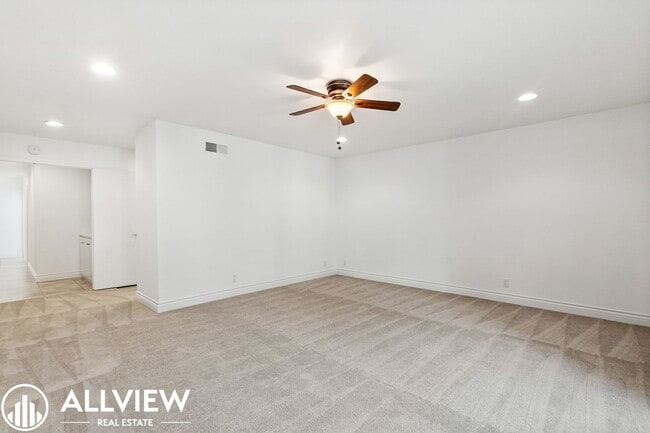 Building Photo - 3 Bedroom, 2 Bath Home Available In Jasmin...