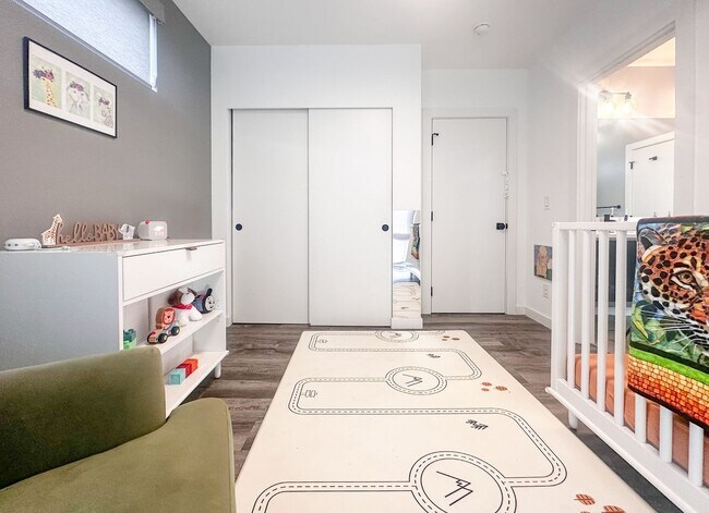 Building Photo - Modern 3 bed/ 2.5 bath townhome in Ballard!