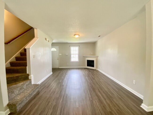 Building Photo - Adorable Town Home The Stables at Horse Creek!