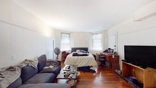 Building Photo - Nice, large studio in a prime location in ...