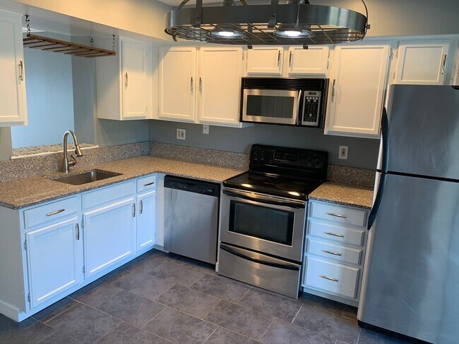 Building Photo - Gorgeous 3 BR/2 Full BA & 2 Half BA Waterf...