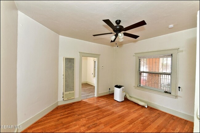 Building Photo - 2526 Yandell Dr