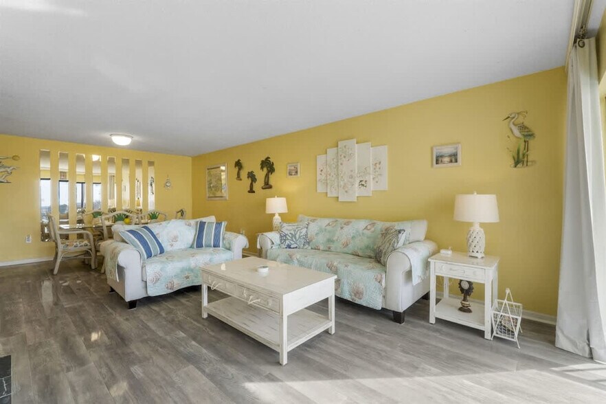 Building Photo - 8815 Thomas Dr