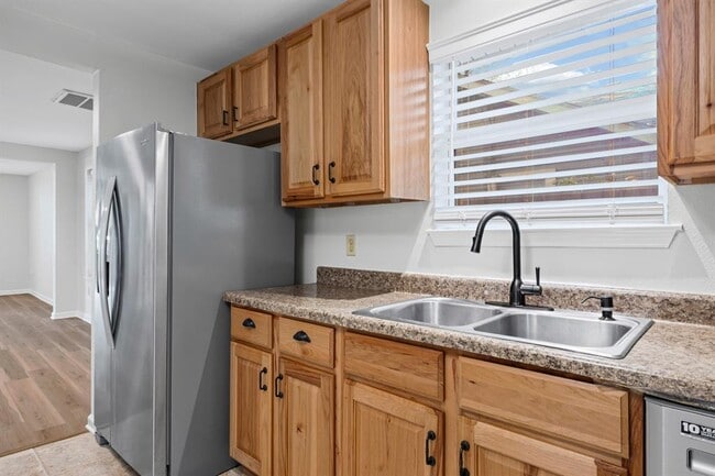 Building Photo - 2604 Canterbury St