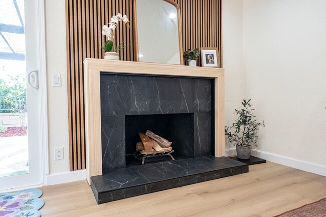 Building Photo - BEAUTIFULLY RENOVATED 4-BEDROOM HOME IN PH...