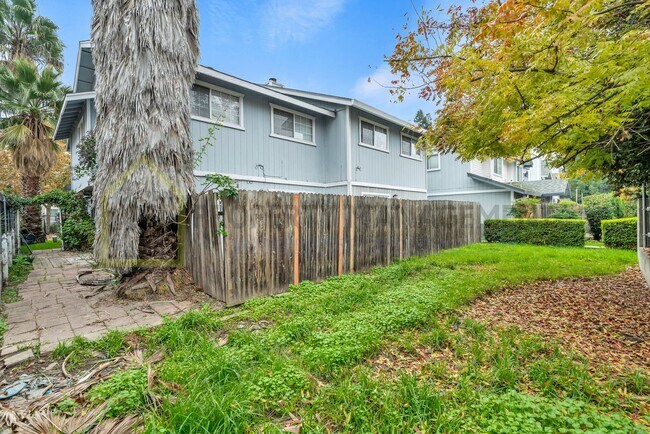 Building Photo - 3 bedroom 2 baths available in a gate community