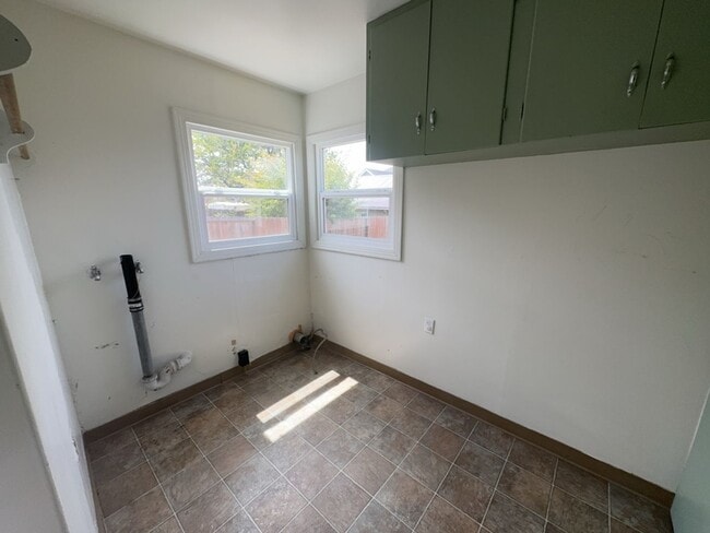 Building Photo - Pet-friendly Home Located in Eureka!