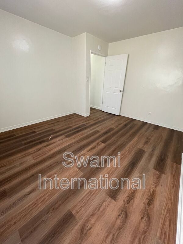 Building Photo - 2030 E Florence Ave