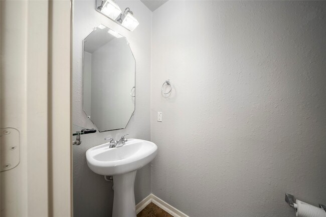 Building Photo - 312 Falcon Lake Dr