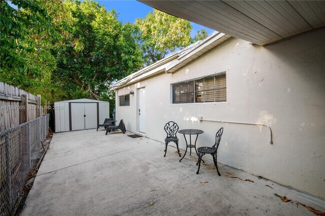 Building Photo - 1181 NE 160th St